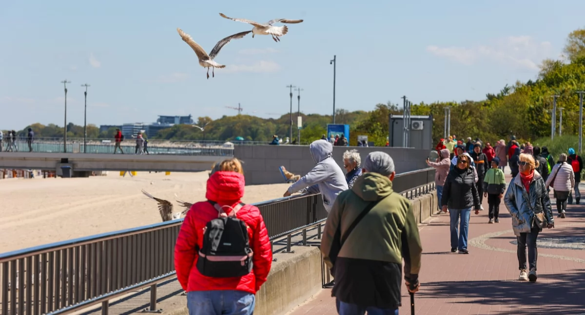 Wiadomości, Wietrzny poniedziałek morzem Plażowicze wybrali promenadę [zdjęcia] - zdjęcie, fotografia
