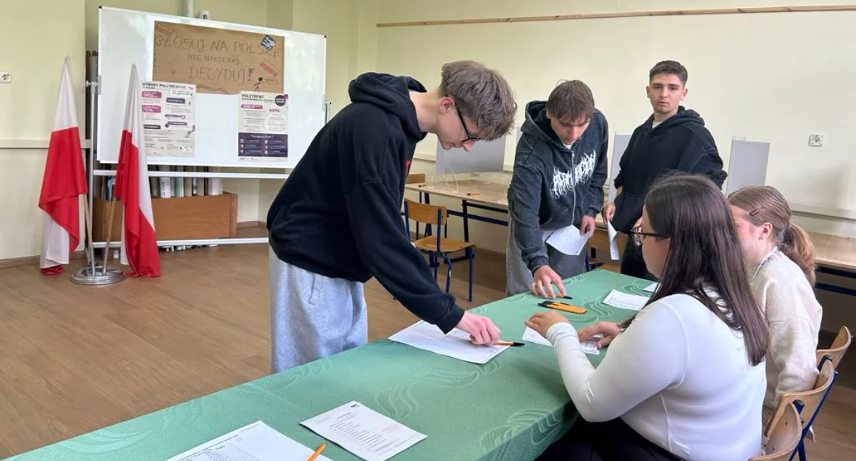 Polityka, Uczniowie Ekonoma prezydenckich prawyborach wygrał - zdjęcie, fotografia