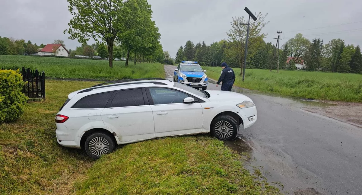 Kronika policyjna, Porzucony pojazd rowie Policja szuka kierowcy - zdjęcie, fotografia