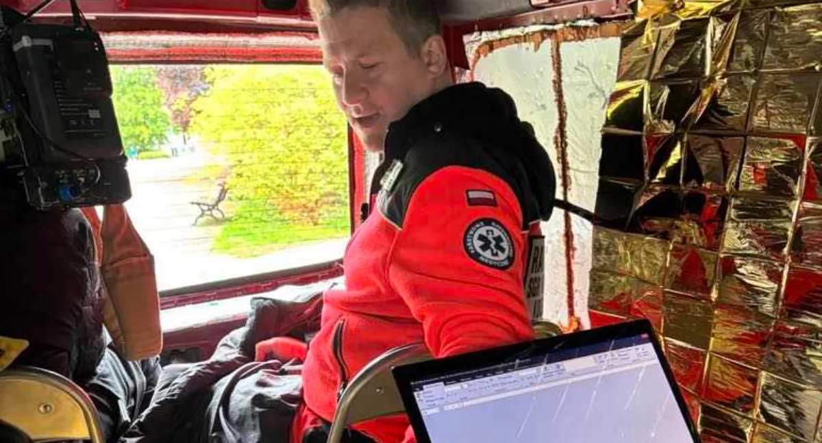 Wiadomości, ławką leżał człowiek zareagowało Zbadało Stowarzyszenie Paramedic - zdjęcie, fotografia