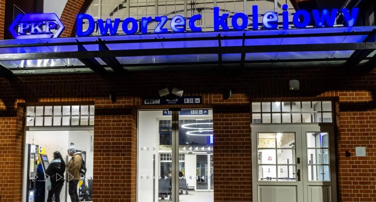Wiadomości, Interaktywny pulpit stanie przed dworcem - zdjęcie, fotografia