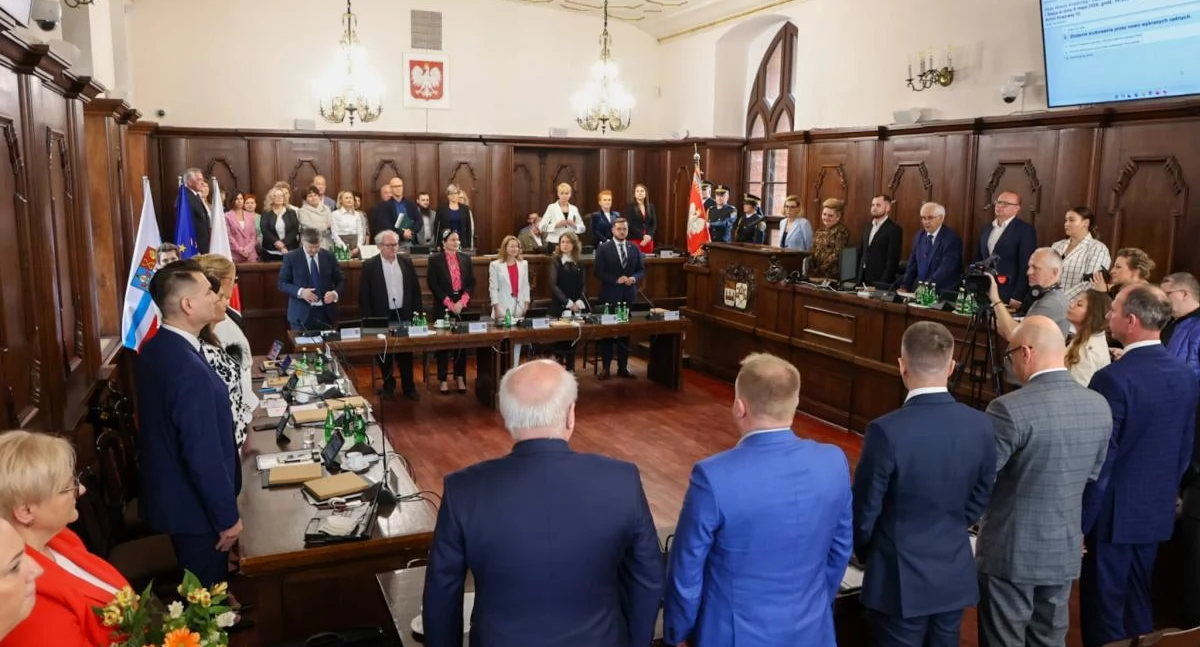 Wiadomości, Polacy lubią samorząd Znany profesor „od Nawrockiego sesji Miasta - zdjęcie, fotografia