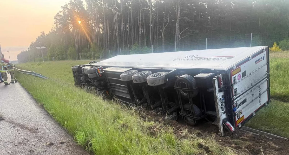 Wypadki drogowe, Samochód ciężarowy przebił bariery energochłonne wpadł - zdjęcie, fotografia