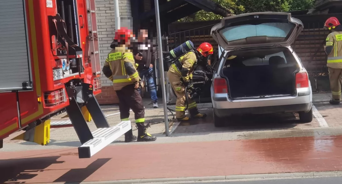 Straż Pożarna, Pożar samochodu centrum ogrodniczym Ogień pojawił nagle interweniowali strażacy - zdjęcie, fotografia