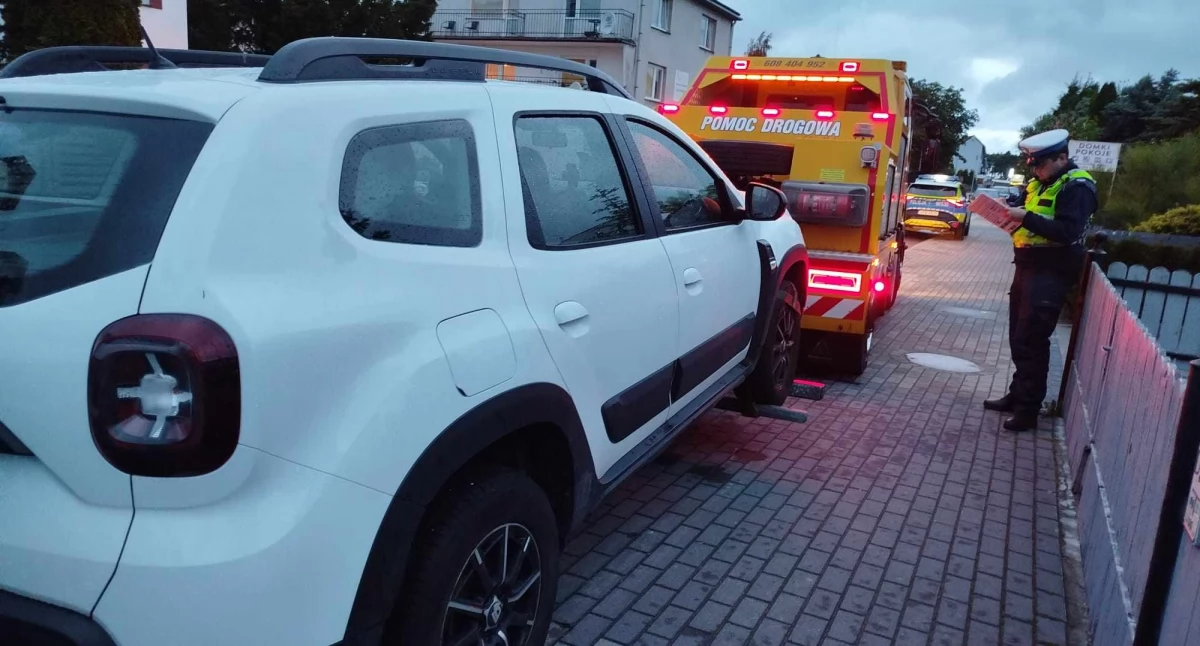 Wiadomości, Zablokował wjazd mieszkańcom Kierowca dostał mandat zapłaci holowanie parking - zdjęcie, fotografia