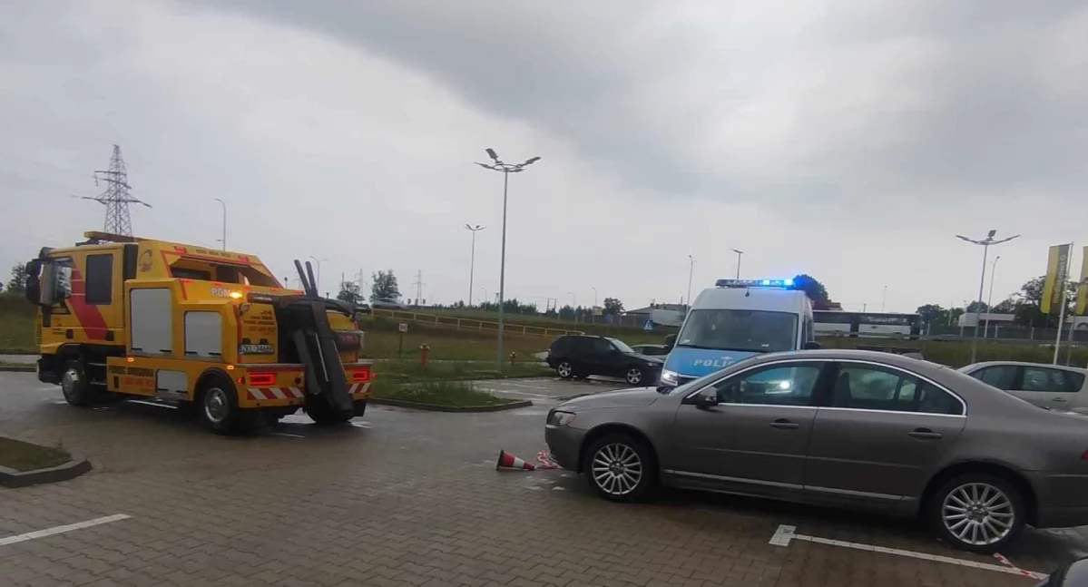 Kronika policyjna, Porzucone volvo galerią handlową stało otwarte środku parkingu - zdjęcie, fotografia