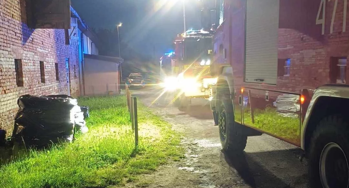 Straż Pożarna, Pozar budynku wielorodzinnym - zdjęcie, fotografia