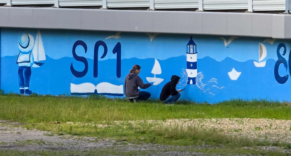Wiadomości, Powstaje mural okazji lecia Szkoły Podstawowej - zdjęcie, fotografia