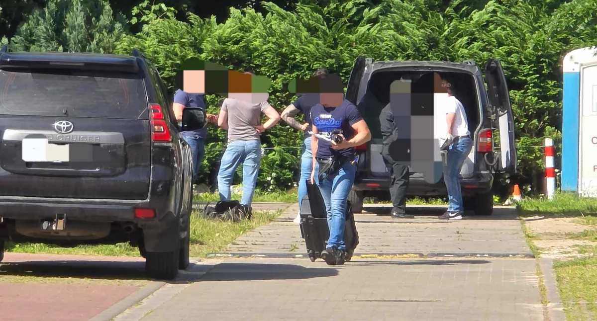 Kronika policyjna, Ciało mężczyzny odnalezione samochodzie nadmorskim parkingu - zdjęcie, fotografia