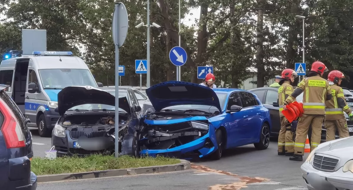 Wiadomości, Zderzenie dwóch osobówek wyjeździe miasta Utrudnienia ruchu - zdjęcie, fotografia