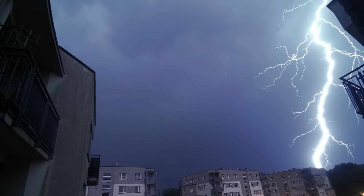 Pogoda w Kołobrzegu , Burze silny wiatr deszcz Wydano alert - zdjęcie, fotografia
