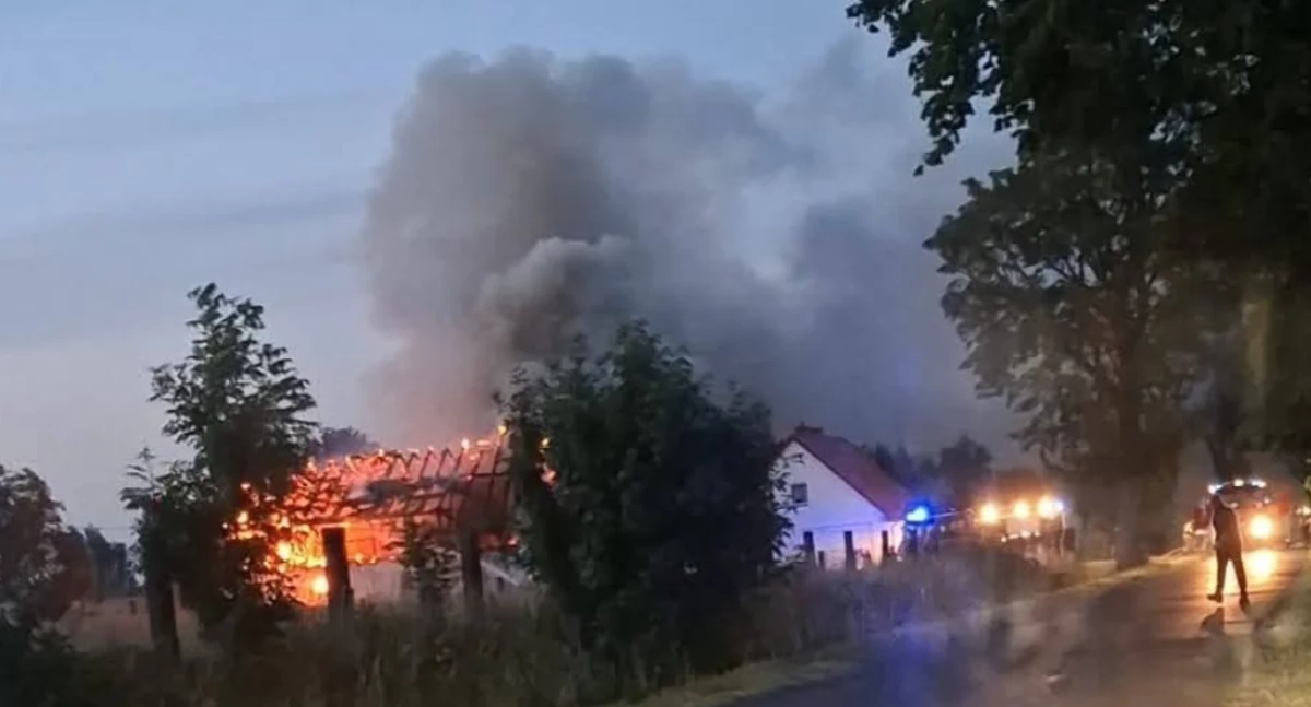 Straż Pożarna, Pożar budynku ogniem walczyło dziewięć zastępów straży pożarnej - zdjęcie, fotografia