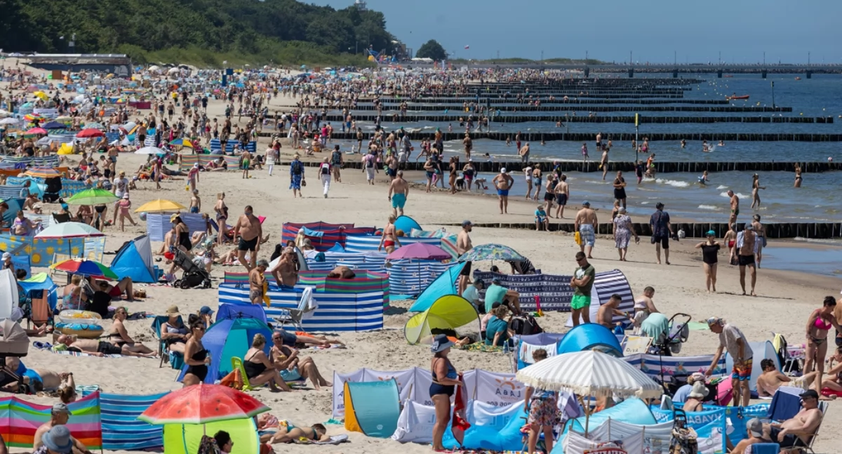 Wiadomości, Lipiec wystartował pełnym słońcu wyglądają plaże Kołobrzegu - zdjęcie, fotografia
