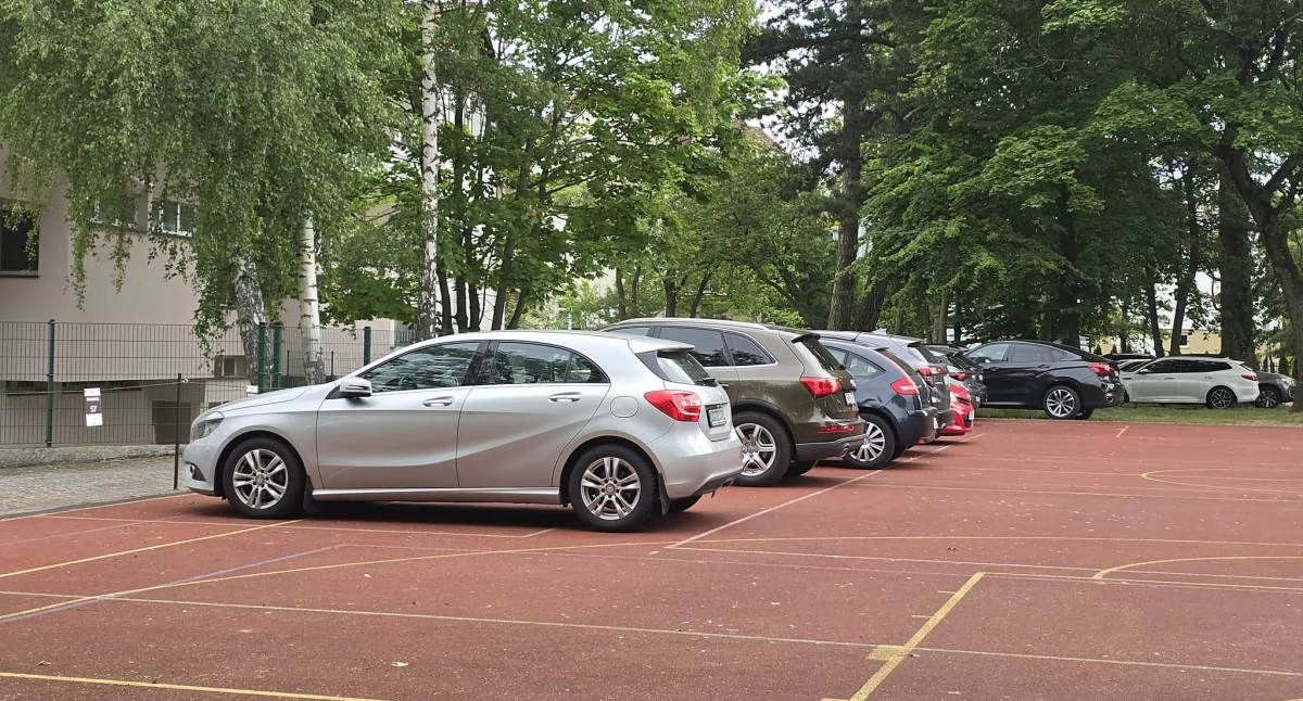 Wiadomości, Boisko funkcją parkowania infrastrukturą dawnym „Słoneczku - zdjęcie, fotografia