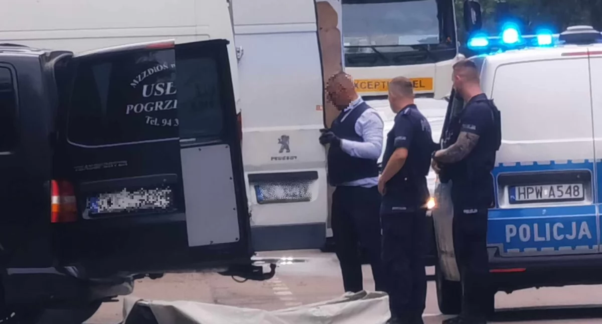 Wiadomości, Tragiczne odkrycie nadmorskim parkingu dostawczym aucie znaleziono zwłoki - zdjęcie, fotografia