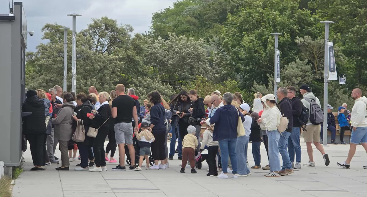Wiadomości, robią turyści niepogodę Korkują ulice promenadę - zdjęcie, fotografia
