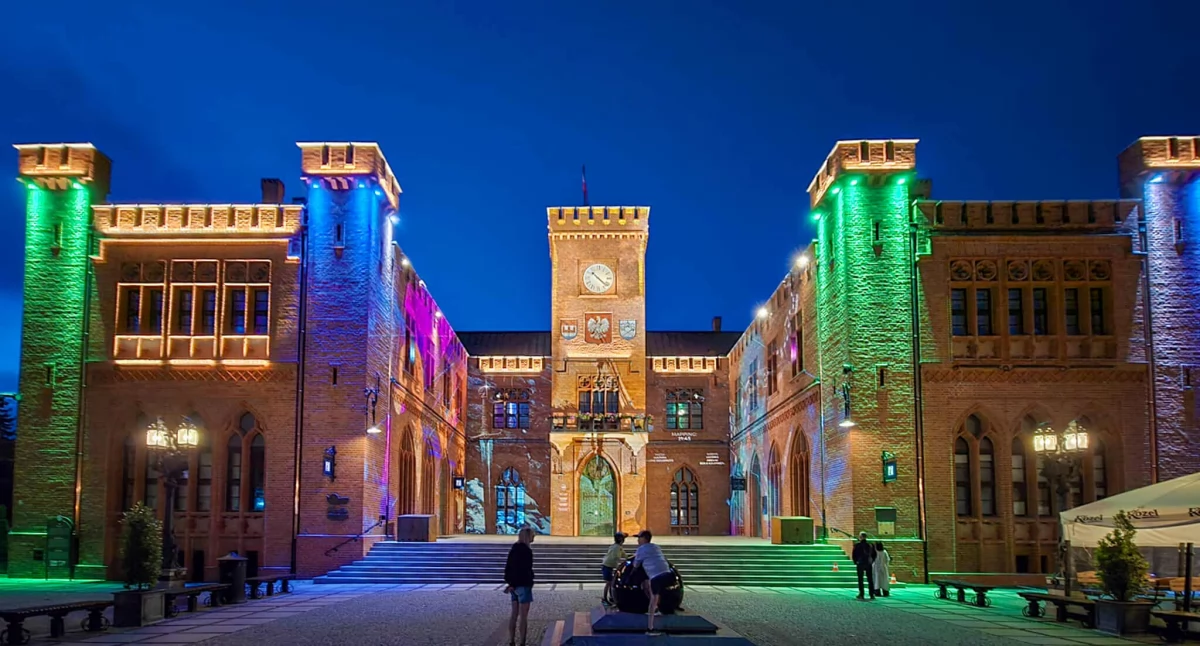 Wiadomości, Iluminacja ratusza Kołobrzegu Wieczorami obiekt prezentuje imponująco - zdjęcie, fotografia