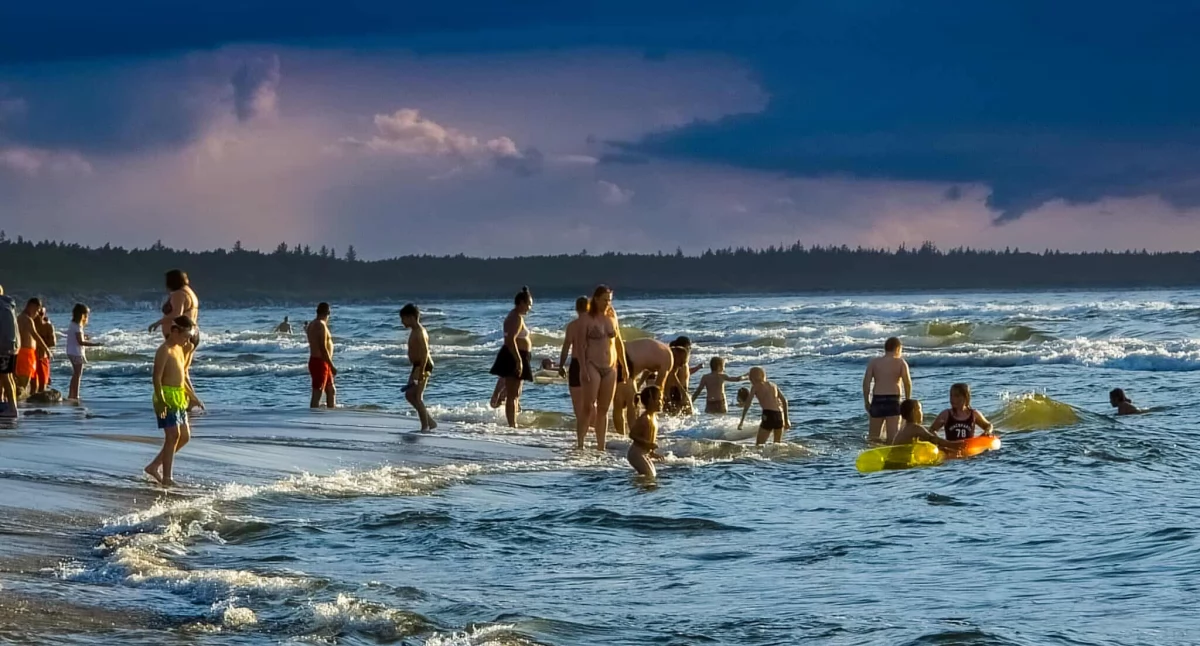 Wiadomości, Plażowanie zmiany Słońce wychodzi turyści (zdjęcia) - zdjęcie, fotografia