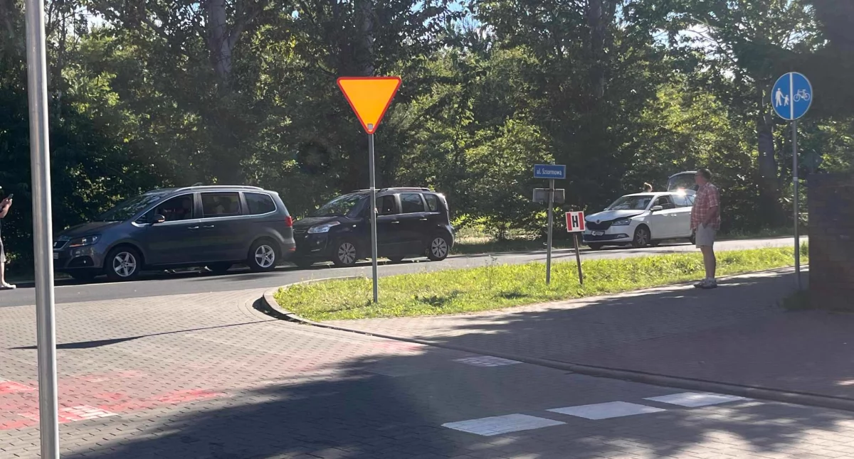 Wypadki drogowe, Pechowe skrzyżowanie kolizje krótkim odstępie czasu - zdjęcie, fotografia