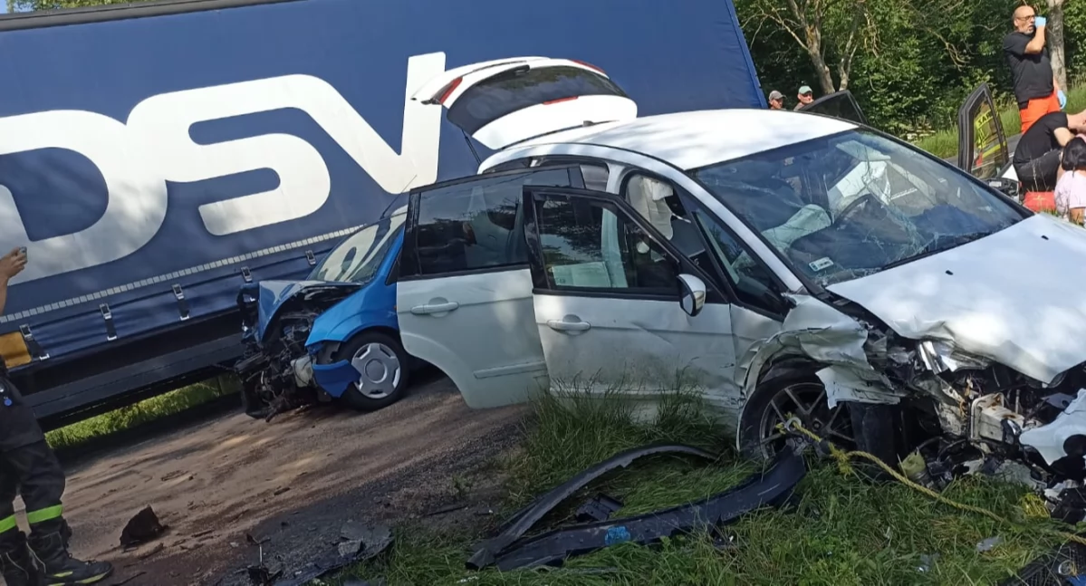 Wypadki drogowe, Wypadek trasie Wrzosowo–Dygowo Sześć osób poszkodowanych - zdjęcie, fotografia