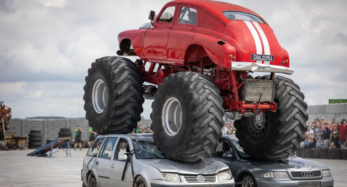 Wiadomości, Pokaz jedynej grupy kaskaderskiej Polsce Drift zabytkową Syreną silnikiem monster trucki - zdjęcie, fotografia