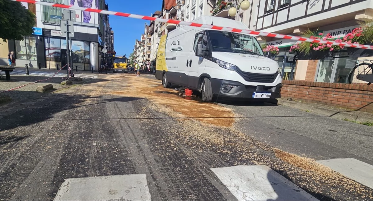 Wiadomości, Rozszczelnione beczki dostawczaku zalał jezdnię centrum - zdjęcie, fotografia