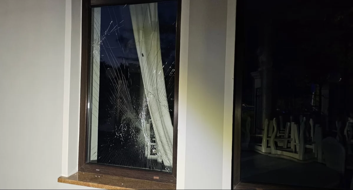 Kronika policyjna, Wybijał szyby pensjonacie latek zatrzymany przez policję - zdjęcie, fotografia