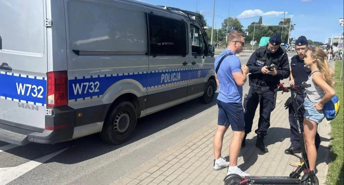 Kronika policyjna, Hulajnogi lupą policji Funkcjonariusze edukują kontrolują użytkowników elektrycznych jednośladów - zdjęcie, fotografia