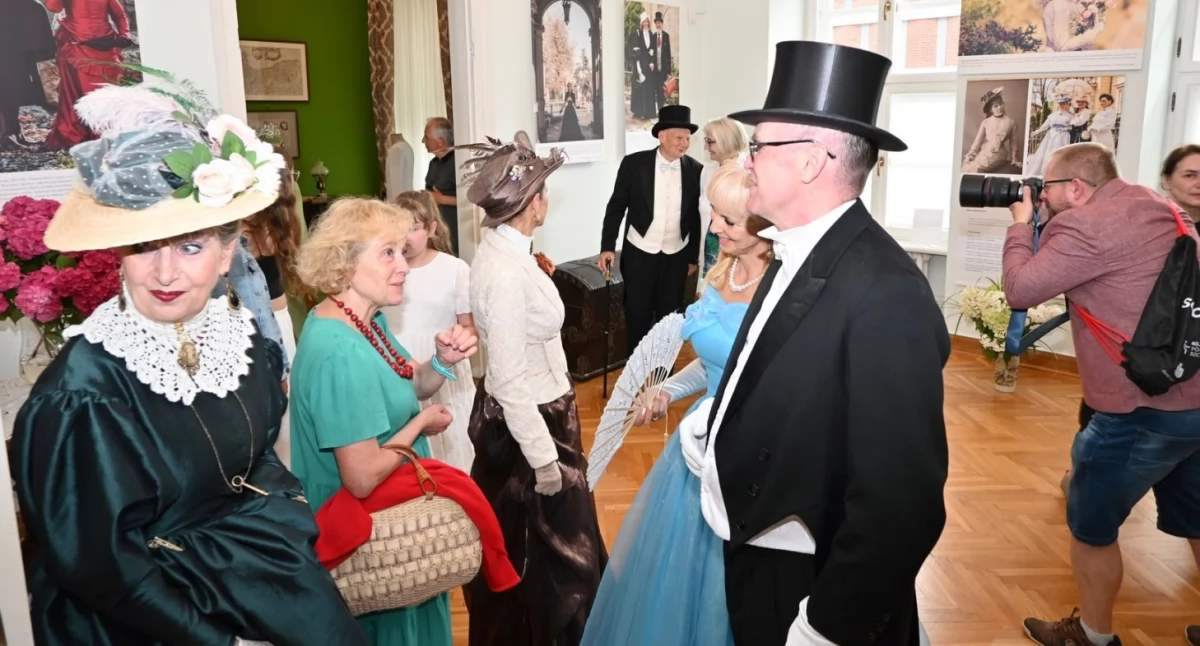 Historia, Dawna współczesny zachwyt Tłumy otwarciu wystawy - zdjęcie, fotografia