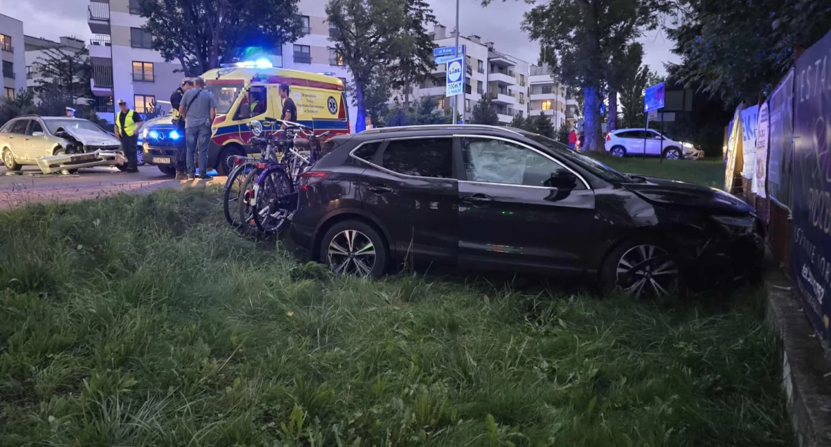 Wypadki drogowe, Zderzenie dwóch samochodów Ustroniu Morskim - zdjęcie, fotografia