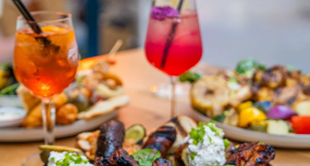 Wiadomości, może lepszego aromatyczne dania grilla zimny drink dłoni - zdjęcie, fotografia