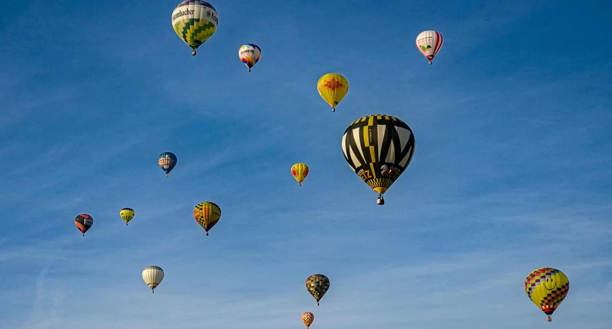 Wiadomości, Kolorowe niebo Szczecinkiem Festiwal Balonowy zachwycił widzów - zdjęcie, fotografia