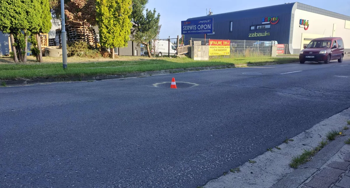 Wiadomości, Zapadła jezdnia Problem ulicy Sienkiewicza - zdjęcie, fotografia