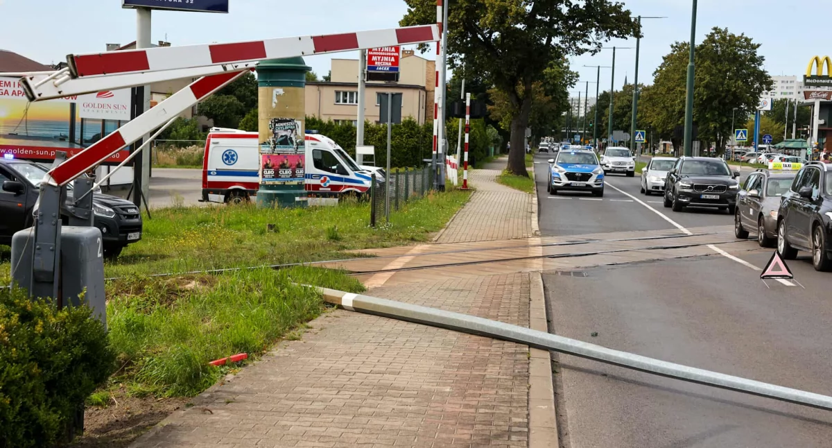Wiadomości, Śmieciarka zerwała trakcję przejeździe pociągów wstrzymany - zdjęcie, fotografia