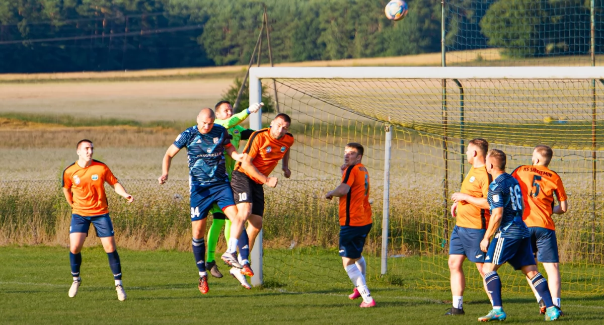 Piłka nożna, Piłkarski weekend Derby debiut nowej Kotwicy - zdjęcie, fotografia