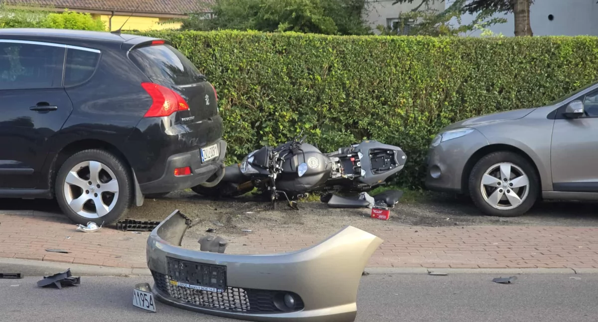 Wypadki drogowe, Motocyklista wjechał samochód osobowy - zdjęcie, fotografia