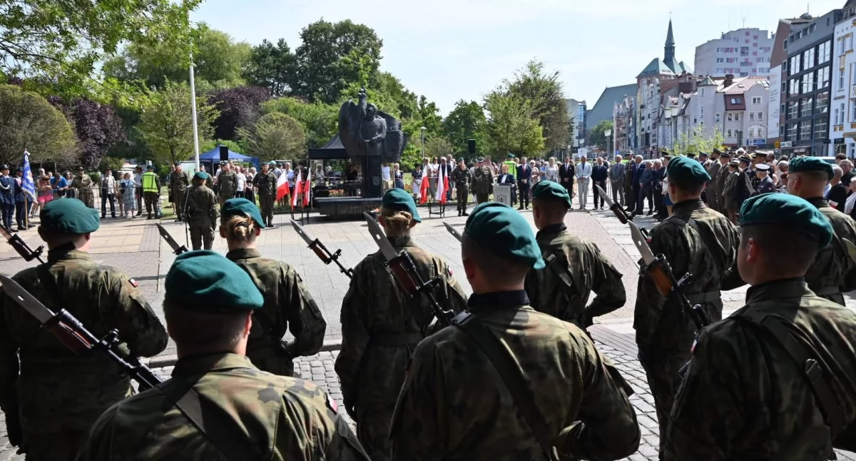 Wiadomości, Kołobrzeg uczcił Święto Wojska Polskiego - zdjęcie, fotografia