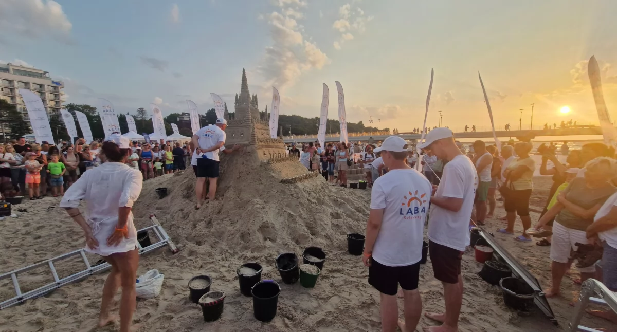 Wiadomości, kołobrzeskiej plaży padł rekord takim zamku chciałaby zamieszkać niejedna księżniczka - zdjęcie, fotografia