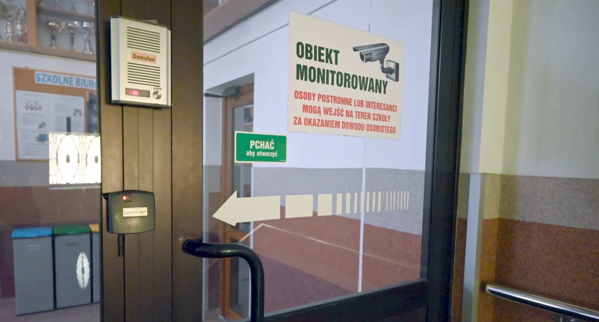 Wiadomości, Bezpieczniej Ekonomie kamery kontrola wejść szkoły - zdjęcie, fotografia