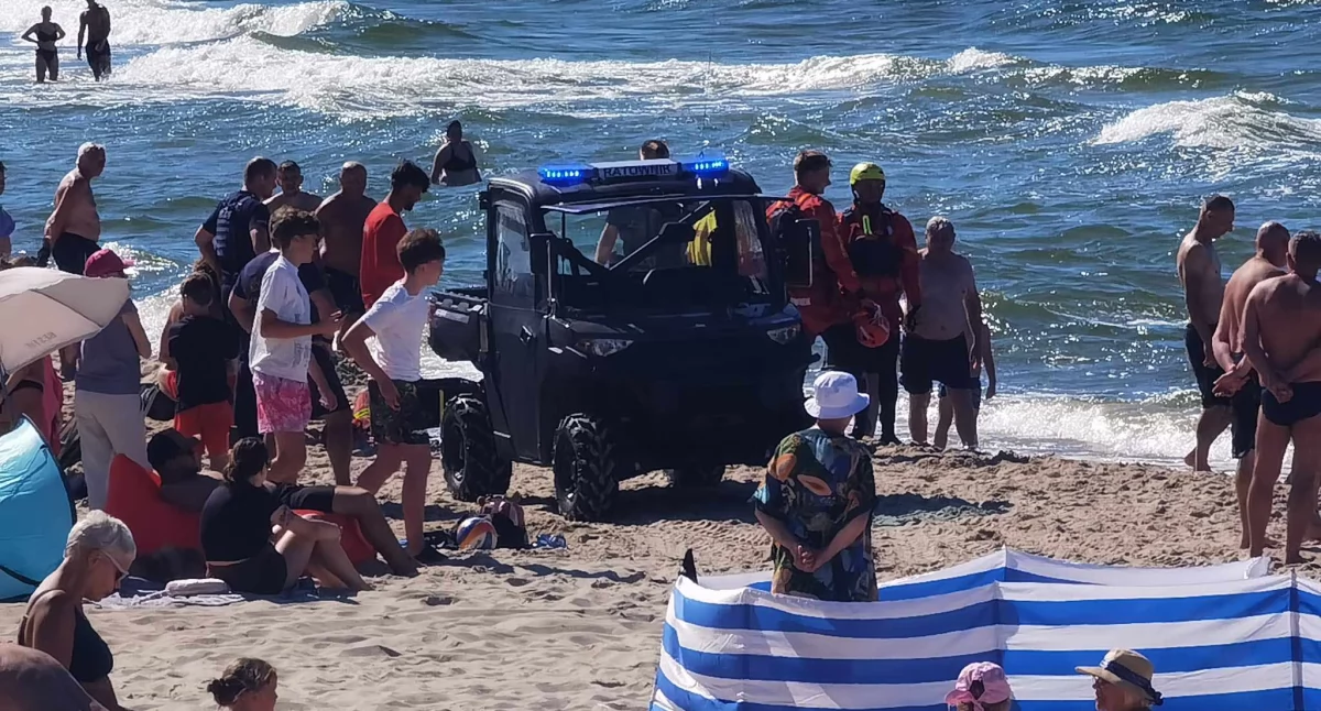 Wiadomości, Dramatyczne chwile plaży Kołobrzegu Tonął mężczyzna - zdjęcie, fotografia