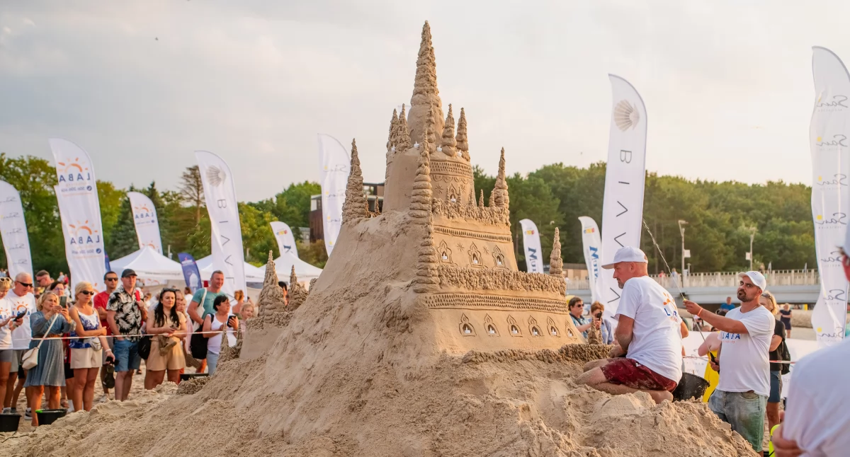 Wiadomości, Kołobrzeg nowym rekordem Polski! powstawał najwyższy zamek piasku (foto) - zdjęcie, fotografia