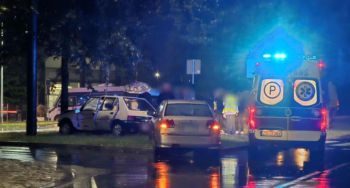 Wypadki drogowe, Wypadek cmentarzu Samochód uderzył drzewo - zdjęcie, fotografia