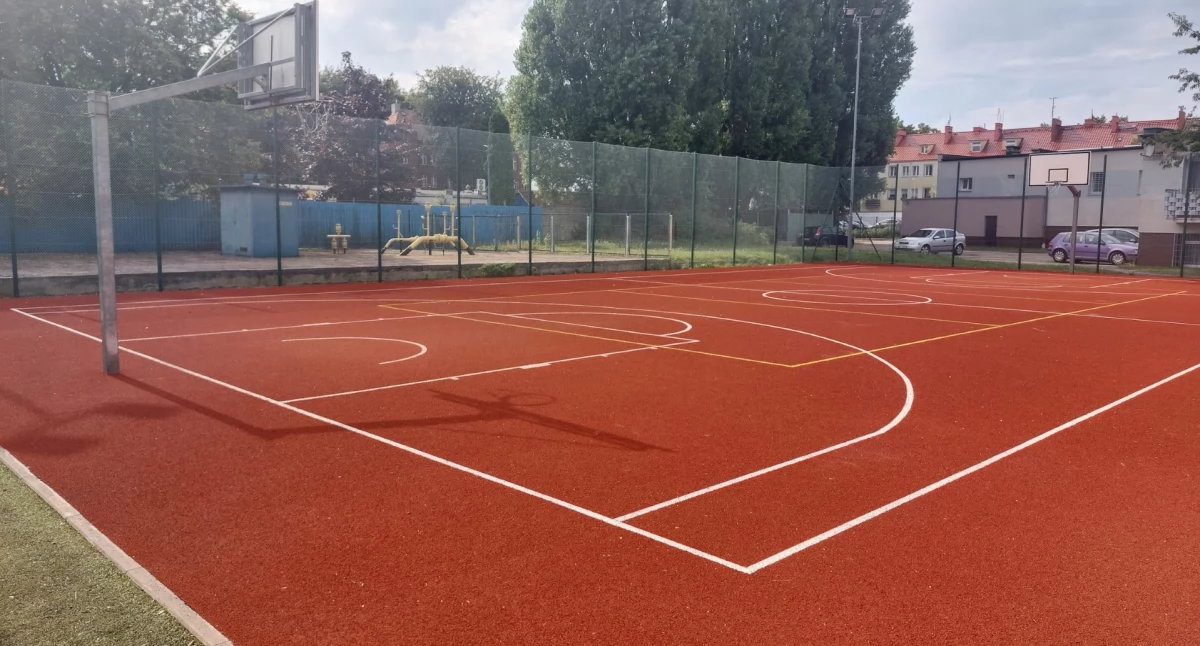Starostwo Powiatowe, Modernizacja szkolnych obiektów sportowych zakończona - zdjęcie, fotografia