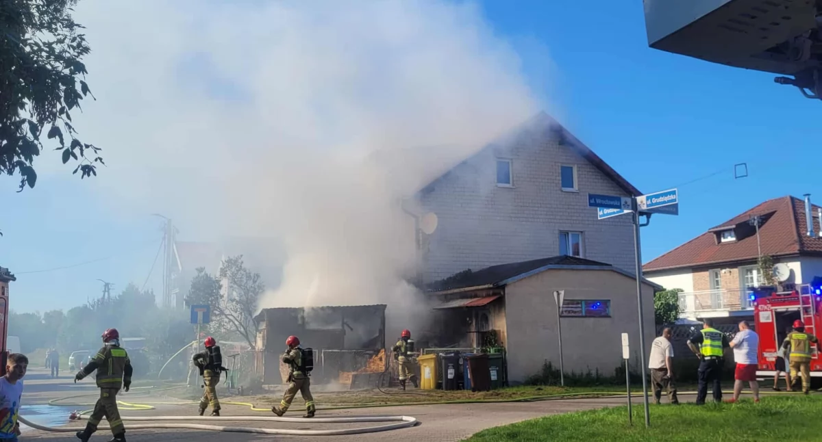 Straż Pożarna, Duży pożar osiedlu domów jednorodzinnych - zdjęcie, fotografia