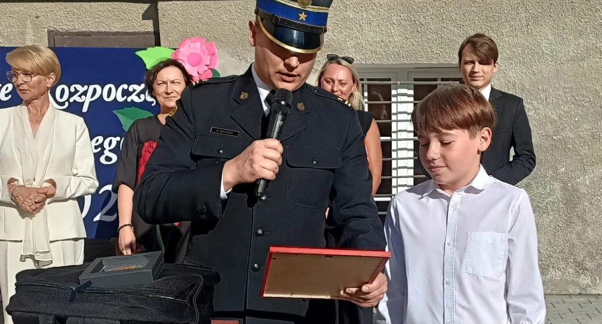 Wiadomości, Opanowanie odwaga latka uratowała rodzinę Chłopiec odznaczony przez straż pożarną - zdjęcie, fotografia