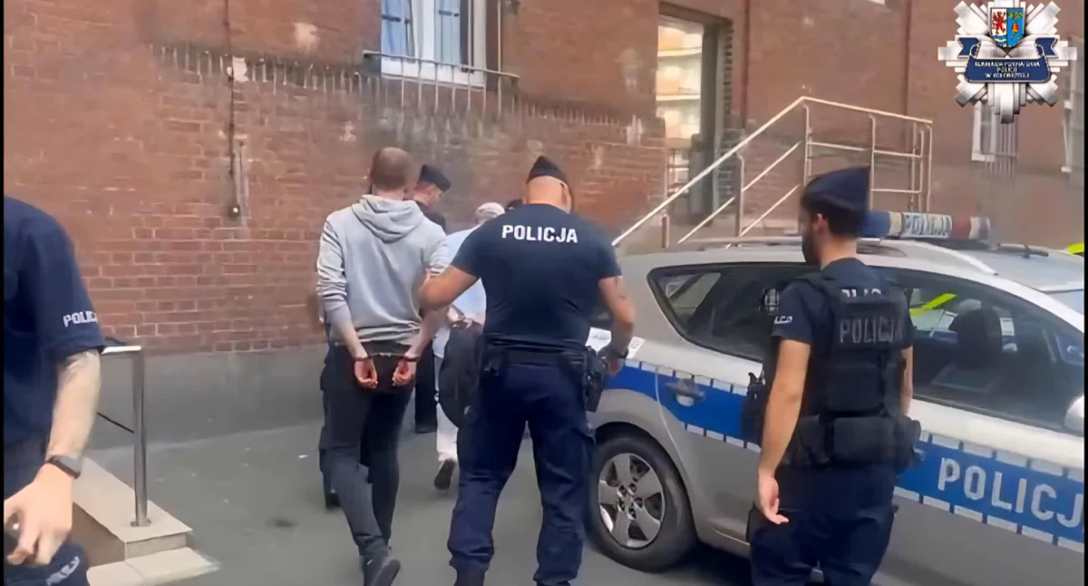 Kronika policyjna, Nielegalny hazard kołobrzeskim deptaku Zatrzymano trzech mężczyzn - zdjęcie, fotografia