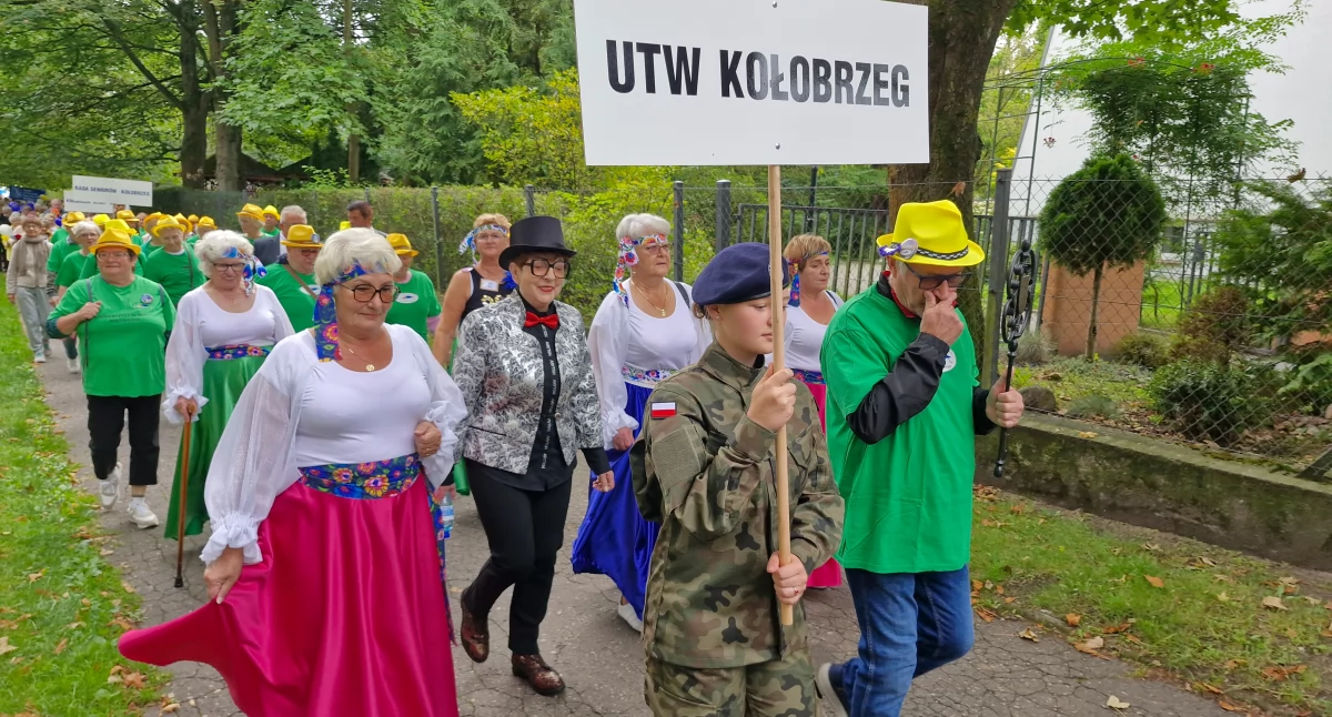 Wiadomości, Kołobrzeskie Senioralnia przemarsz ulicami miasta - zdjęcie, fotografia