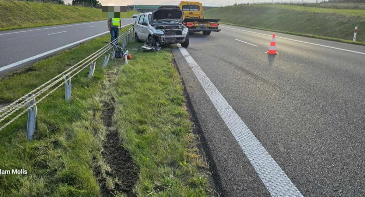 Wypadki drogowe, Groźne zdarzenie Kierowca subaru uderzył bariery - zdjęcie, fotografia