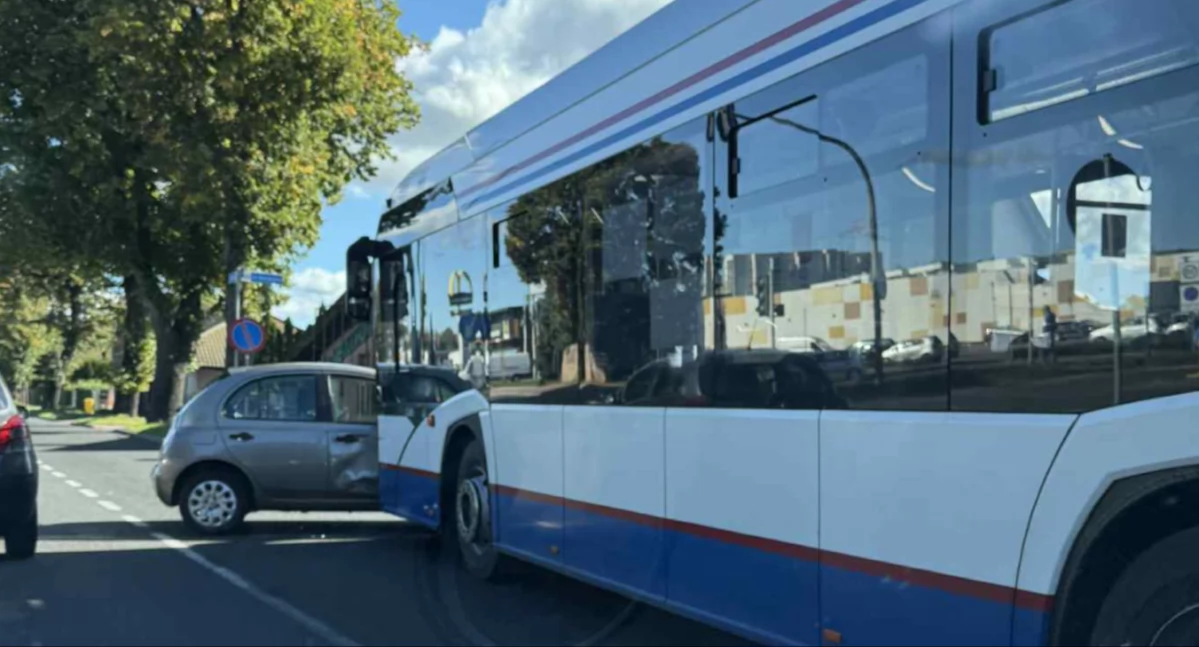 Wiadomości, Zderzenie autobusu osobówką - zdjęcie, fotografia
