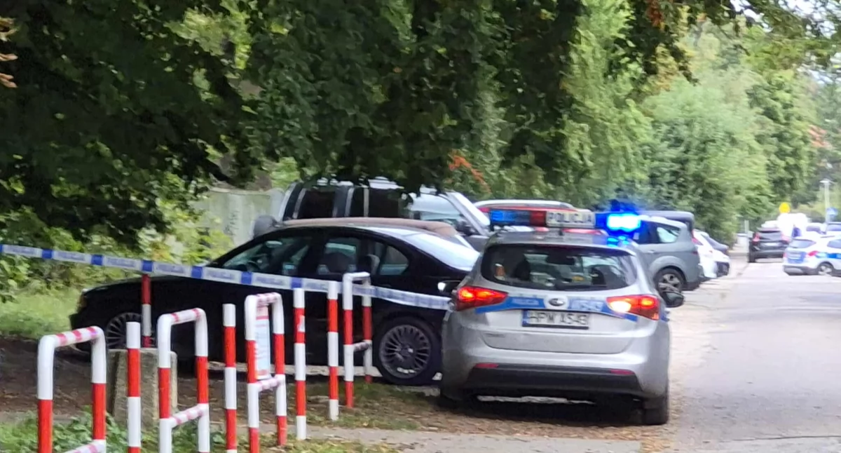 Kronika policyjna, Policyjny pościg Kierowca porzucił uciekł pieszo - zdjęcie, fotografia